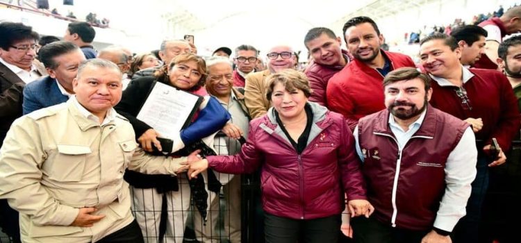 Entregan títulos de propiedad a familias de 103 municipios del Edomex