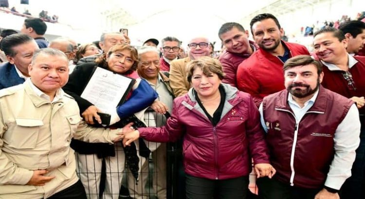 Entregan títulos de propiedad a familias de 103 municipios del Edomex