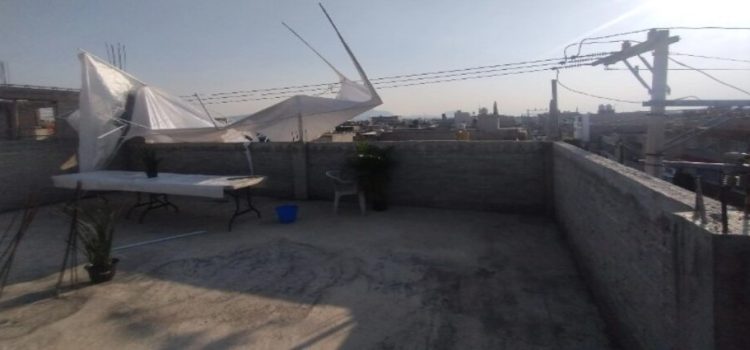 Jóvenes se electrocutan al instalar toldo en Neza