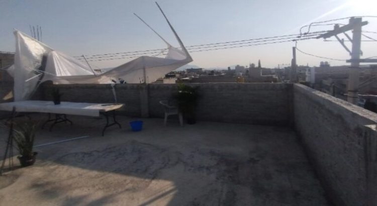 Jóvenes se electrocutan al instalar toldo en Neza
