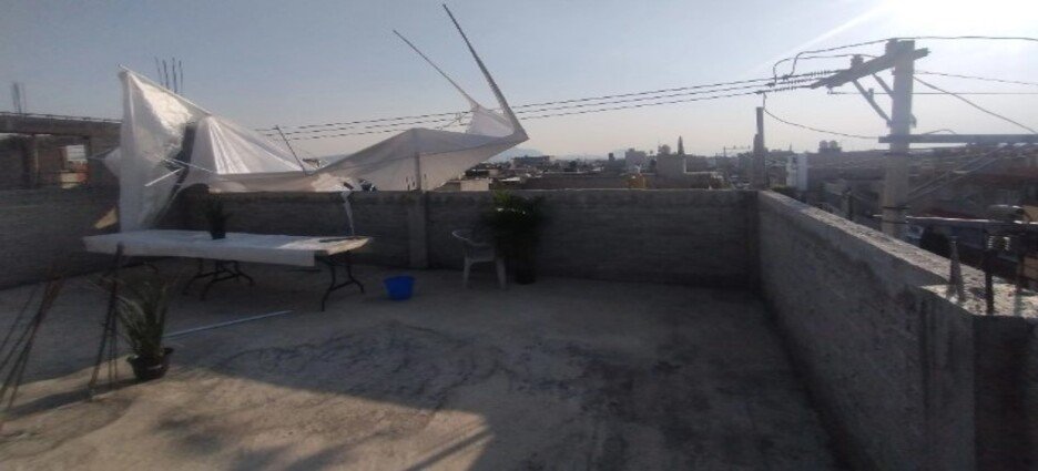 Jóvenes se electrocutan al instalar toldo en Neza