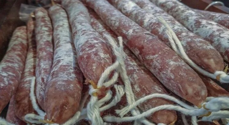 Empresas cárnicas contaminan drenajes en Neza
