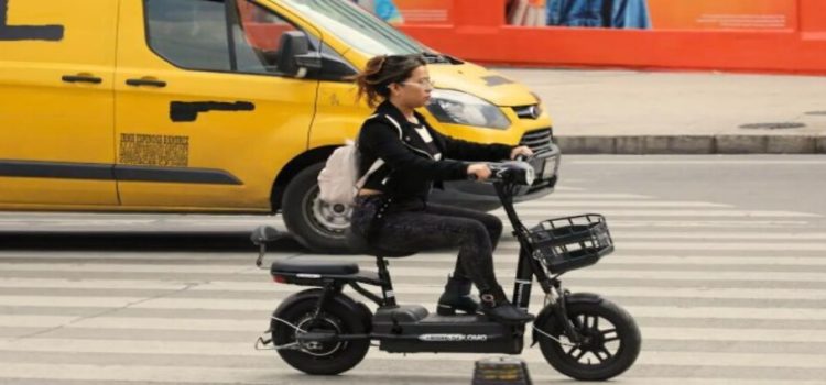 Piden imponer límite de velocidad a motos eléctricas y scooters en Neza