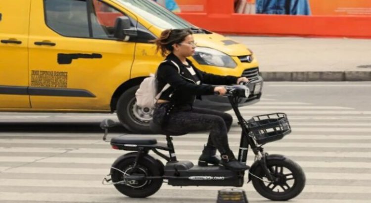 Piden imponer límite de velocidad a motos eléctricas y scooters en Neza