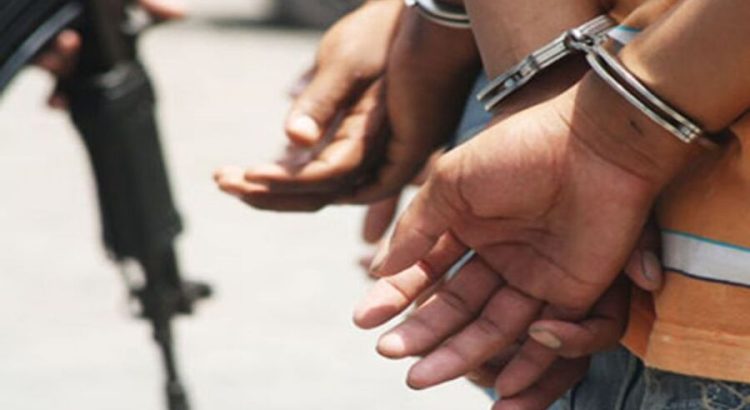 Balean a 2 hombres tras riña en un bar de Neza