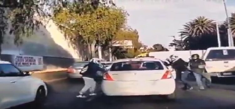 Captan violento asalto a automovilista frente al Balneario Olímpico en Neza