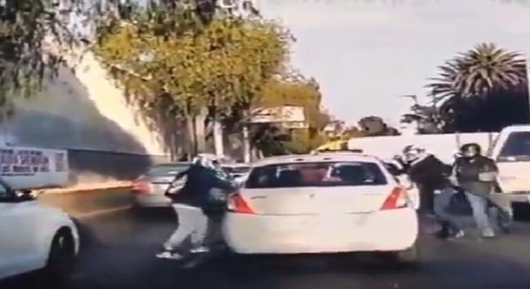 Captan violento asalto a automovilista frente al Balneario Olímpico en Neza