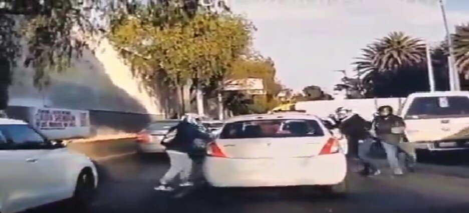 Captan violento asalto a automovilista frente al Balneario Olímpico en Neza