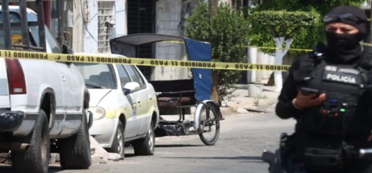 Encuentran cuerpo de un hombre al interior de Bicitaxi en Neza