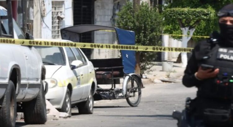 Encuentran cuerpo de un hombre al interior de Bicitaxi en Neza