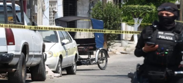 Encuentran cuerpo de un hombre al interior de Bicitaxi en Neza