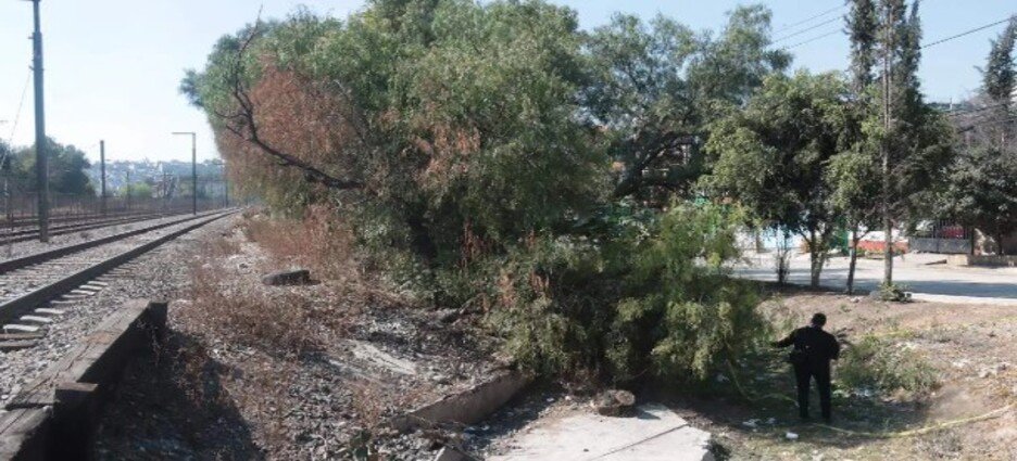 Localizan cuerpo de un hombre a orillas del canal Compañía, Nezahualcóyotl