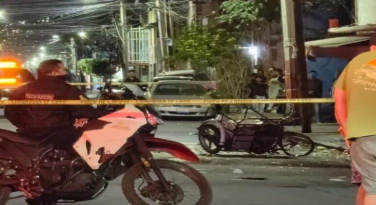 Atropellan a familia que vendía café en un triciclo en Neza