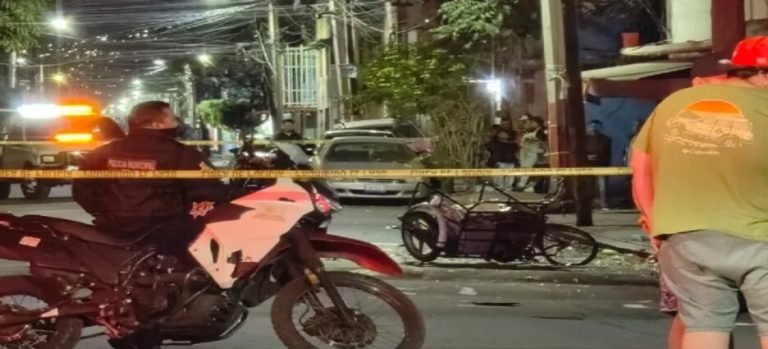 Atropellan a familia que vendía café en un triciclo en Neza