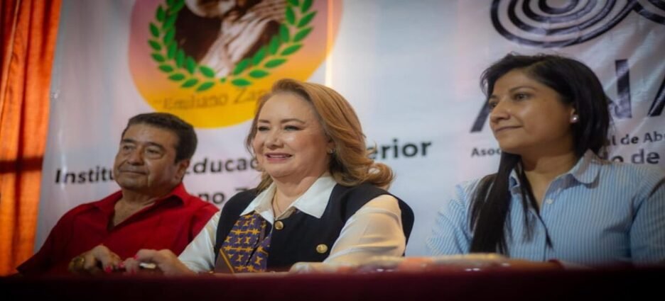 Ministra Yasmín Esquivel se reúne con abogados en Neza