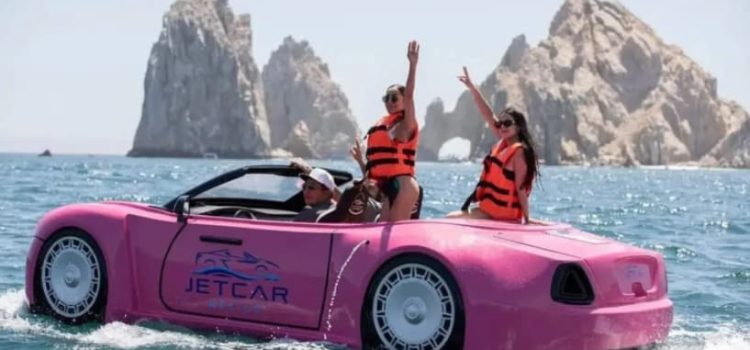 Convertible rosa surca las aguas de El Médano