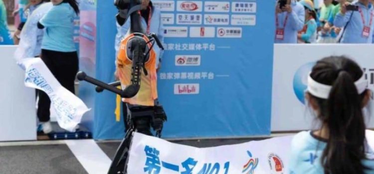 Robot humanoide completa medio maratón