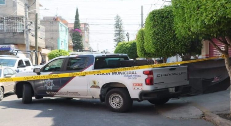 Balean a hombre mientras caminaba por calles de Neza