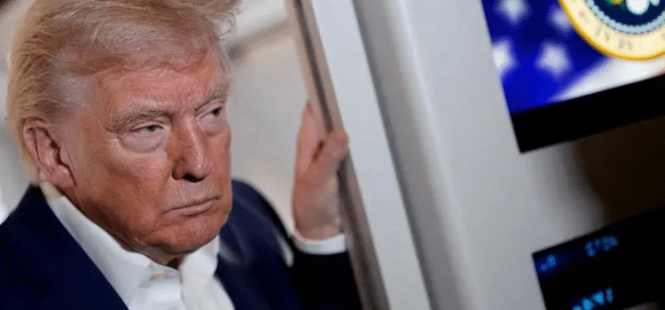Trump dobla las manitas Trump dobla las manitas
