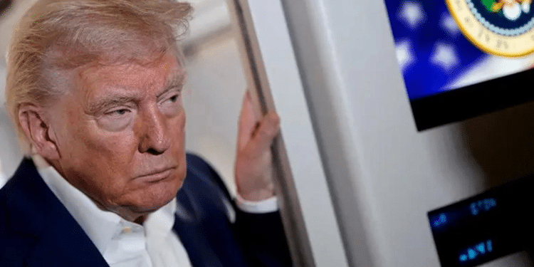 Trump dobla las manitas