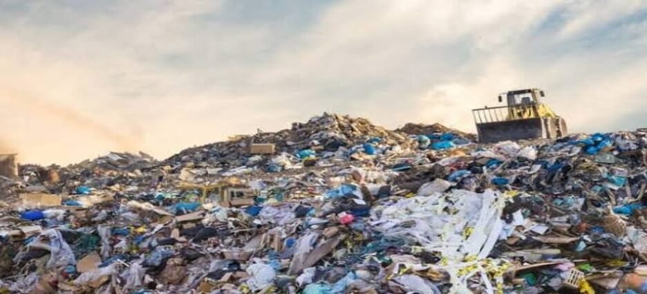 Habitantes y locatarios se molestan por suspensión de recolección de basura en Neza