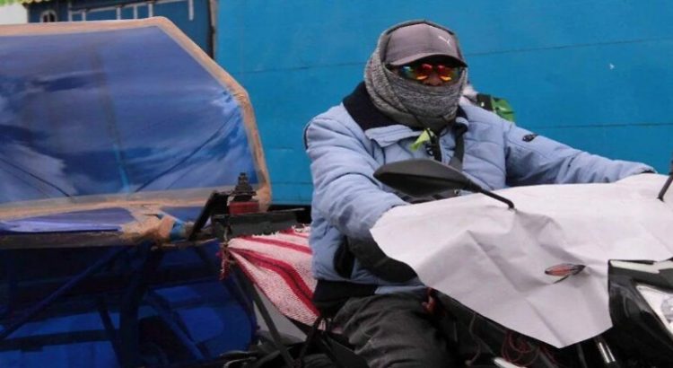 Conductor huye tras embestir a un mototaxi en Neza