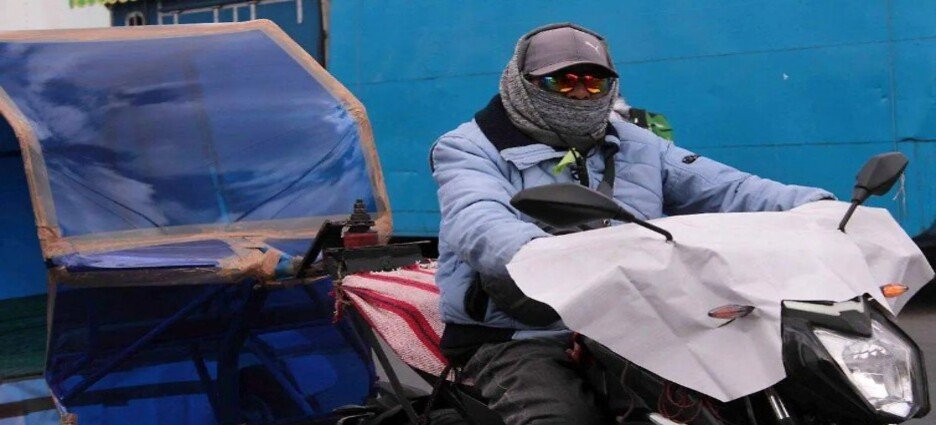 Conductor huye tras embestir a un mototaxi en Neza