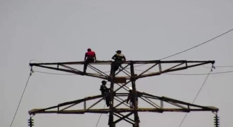 Bomberos de Neza evitan que joven salte de una torre de energía eléctrica