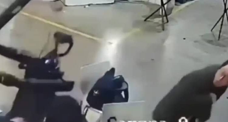 Robot se vuelve “loco” y agrede a sus creadores