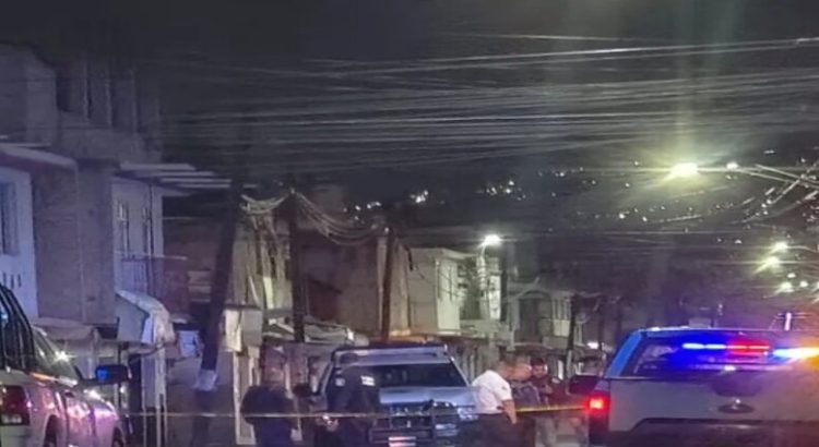 Mujer pierde la vida al caer de camioneta en movimiento en Neza