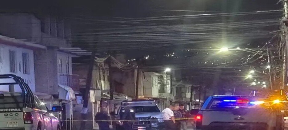 Mujer pierde la vida al caer de camioneta en movimiento en Neza