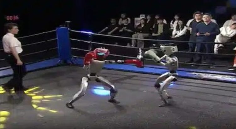 China celebra el primer combate de kickboxing entre robots humanoides del mundo