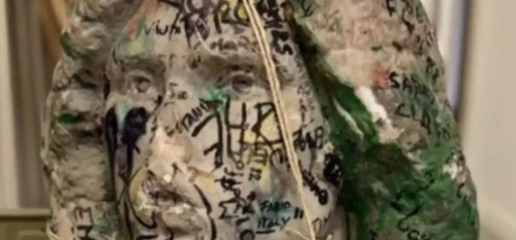 En cateo, y por casualidad hallan busto robado de la tumba de Jim Morrison En cateo, y por casualidad hallan busto robado de la tumba de Jim Morrison