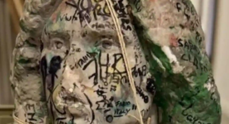 En cateo, y por casualidad hallan busto robado de la tumba de Jim Morrison