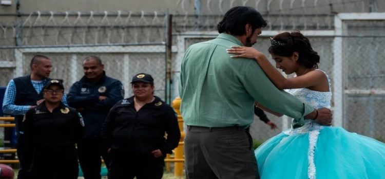 Hijas de reclusas festejan sus XV años en penal de Santa Marta Acatitla