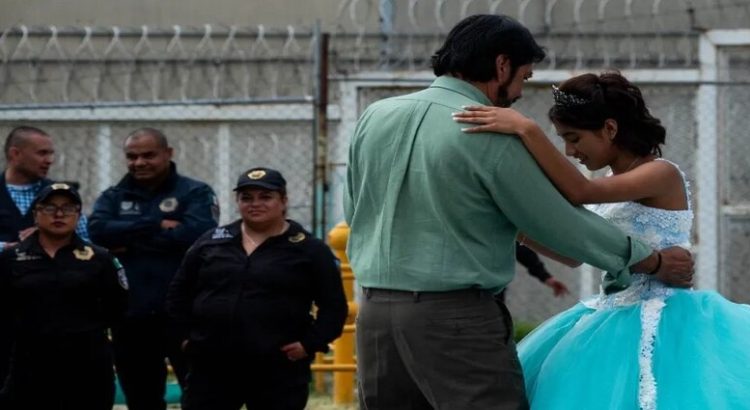 Hijas de reclusas festejan sus XV años en penal de Santa Marta Acatitla