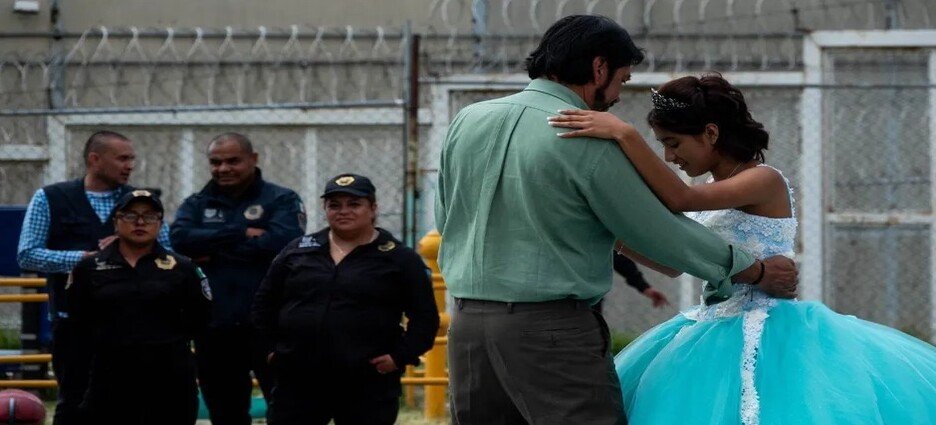 Hijas de reclusas festejan sus XV años en penal de Santa Marta Acatitla