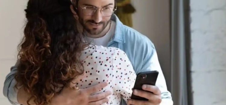 Le robaron el celular al novio… y el ladrón le mandó pruebas de su infidelidad