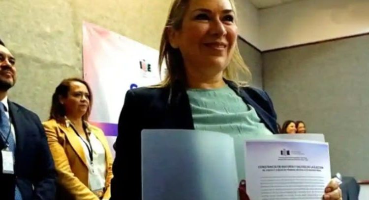 Exabogada del “Chapo” recibe su constancia de mayoría