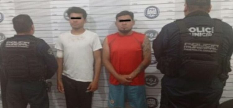 Detienen a 2 sujetos por golpear a perrito con trozo de madera en Neza Detienen a 2 sujetos por golpear a perrito con trozo de madera en Neza