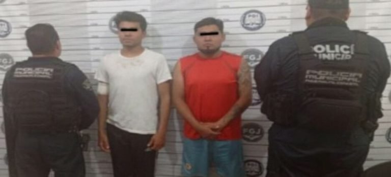 Detienen a 2 sujetos por golpear a perrito con trozo de madera en Neza