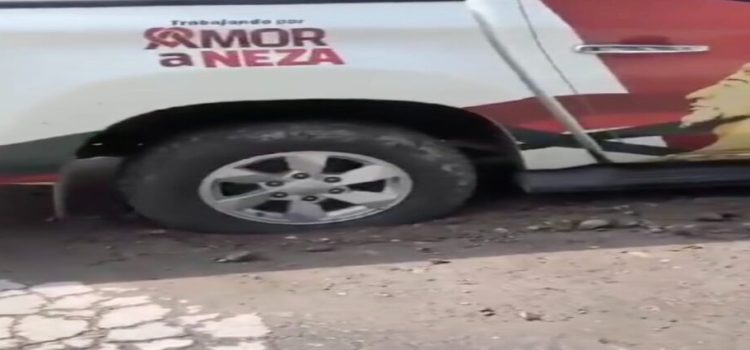 Gobierno de Neza intenta reparar baches y quedan atrapados Gobierno de Neza intenta reparar baches y quedan atrapados
