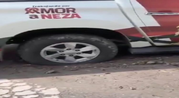 Gobierno de Neza intenta reparar baches y quedan atrapados