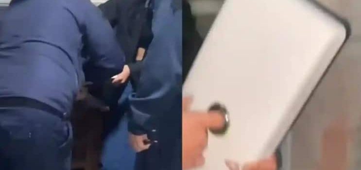 Llegó a urgencias con el dedo atrapado en la tapa de un inodoro