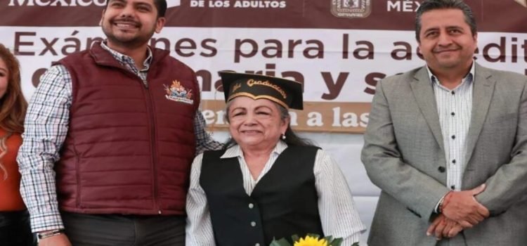 Entregan certificados a adultos mayores del programa Atención a la Causas en Neza