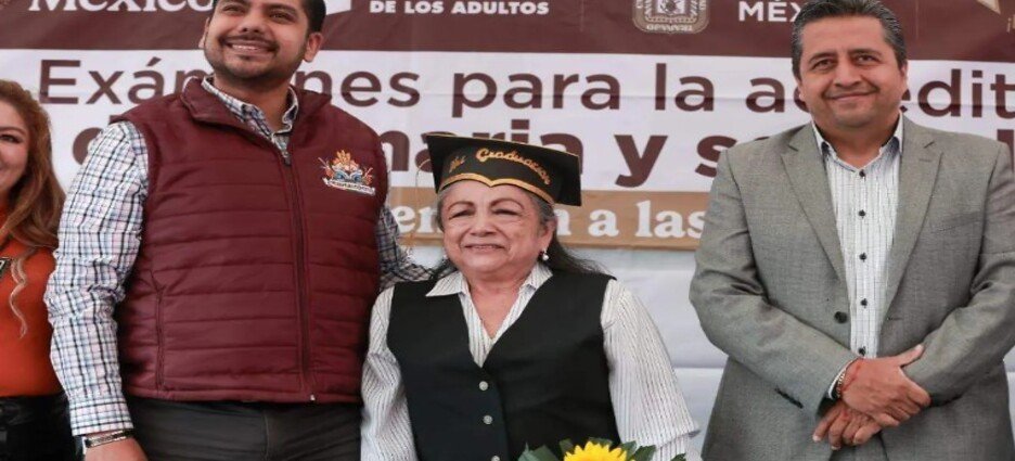 Entregan certificados a adultos mayores del programa Atención a la Causas en Neza