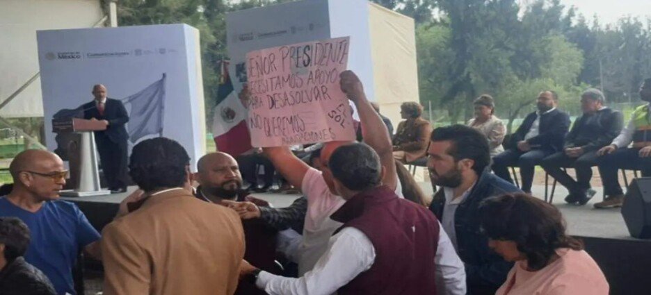 Habitantes de Neza exigen apoyos tras daños por inundaciones