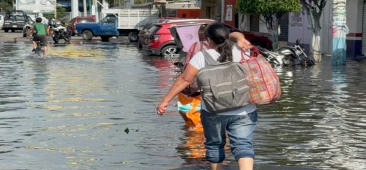 Nezahualcóyotl permanece bajo aguas negras tras intensas lluvias