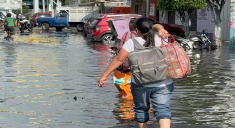 Nezahualcóyotl permanece bajo aguas negras tras intensas lluvias