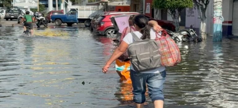 Nezahualcóyotl permanece bajo aguas negras tras intensas lluvias
